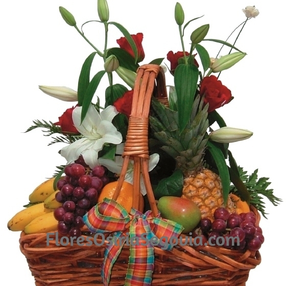 cesta de frutas con flores